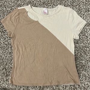 Women’s no boundaries size small brown and tan short sleeve T shirt with cutout.
